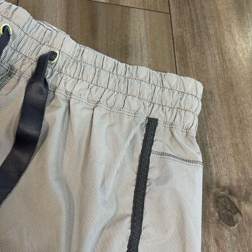 Lululemon Black Pattern Athletic Workout Shorts Women 6 Bin M-70 - Picture 2 of 5
